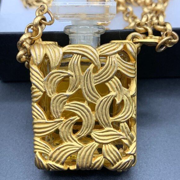 Vintage 1990's Authentic CHANEL Gold Toned No 5 Perfume Chain Necklace - Picture 3 of 10